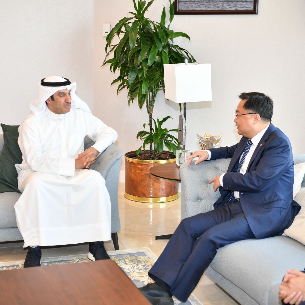 نائب رئيس مجلس الأمة يستقبل السفير الصيني لدى الكويت