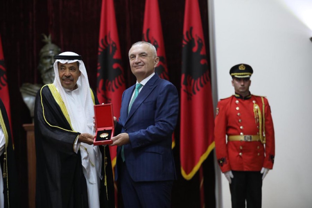 رئيس ألبانيا يمنح الشاعر الكويتي عبدالعزيز البابطين وسام العلم الوطني الألباني