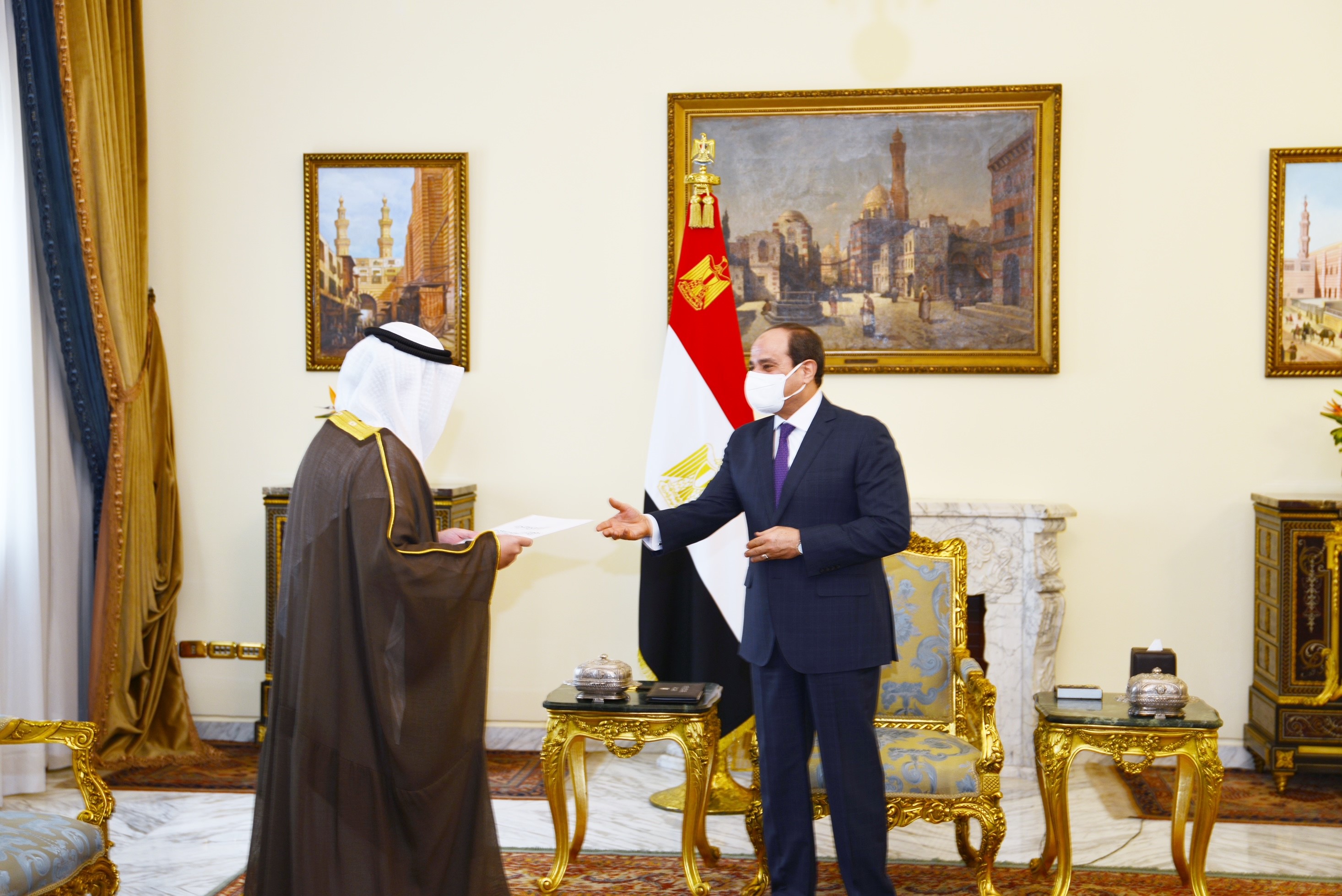 مبعوث سمو أمير البلاد يسلم الرئيس المصري رسالة خطية