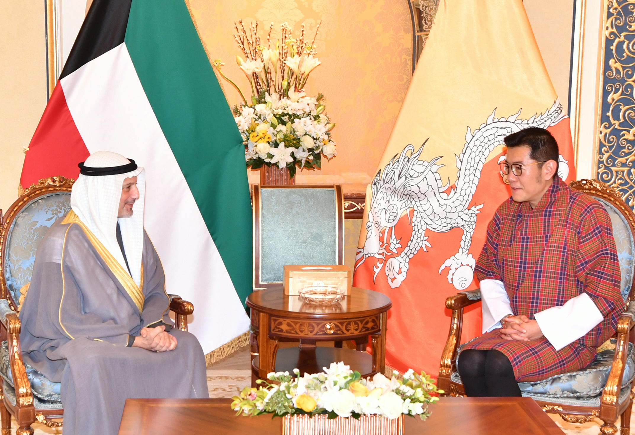ملك بوتان يستقبل سمو رئيس مجلس الوزراء ووزير الخارجية في مقر إقامته بقصر بيان