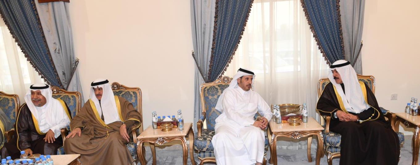 ممثل سمو الأمير يقدم واجب العزاء بوفاة والدة رئيس وزراء قطر