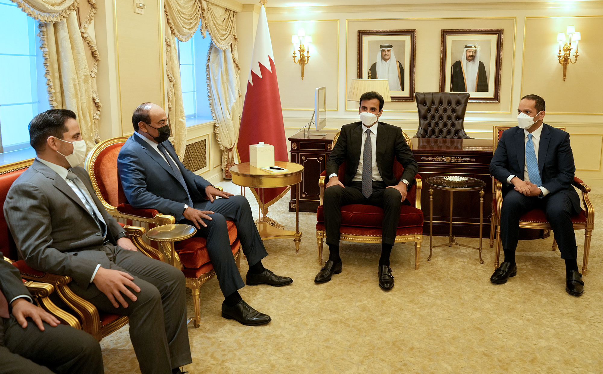 ممثل سمو أمير البلاد سمو رئيس مجلس الوزراء يلتقي أمير دولة قطر
