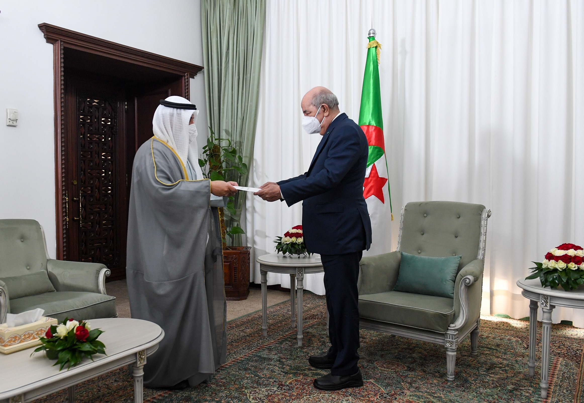 سمو أمير البلاد يبعث رسالة خطية إلى الرئيس الجزائري سلمها وزير الخارجية 