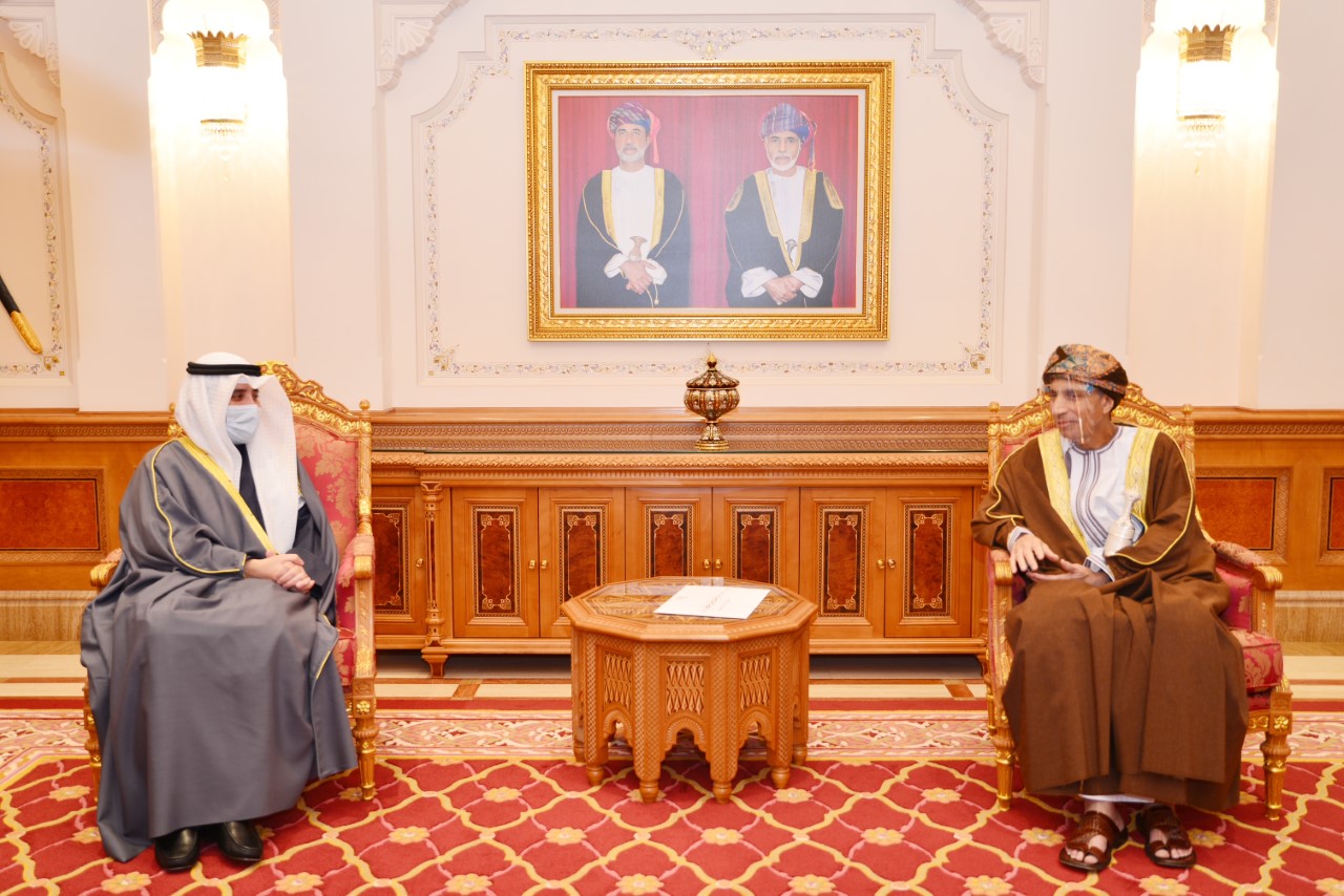 رسالة خطية من سمو أمير البلاد إلى سلطان عمان سلمها وزير الخارجية 