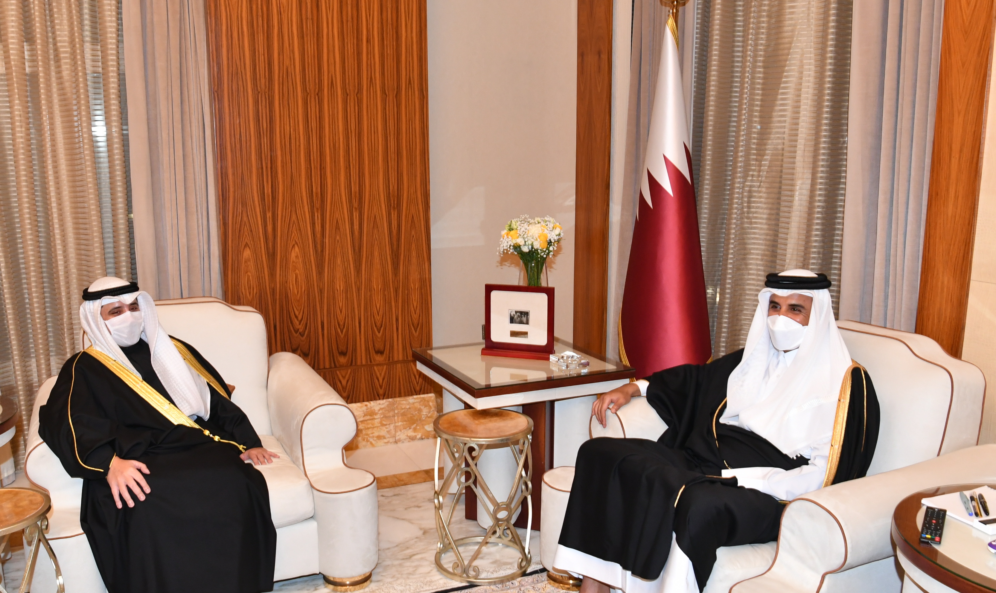 مبعوث سمو أمير البلاد وزير الخارجية ينقل رسالة شفهية إلى أمير قطر