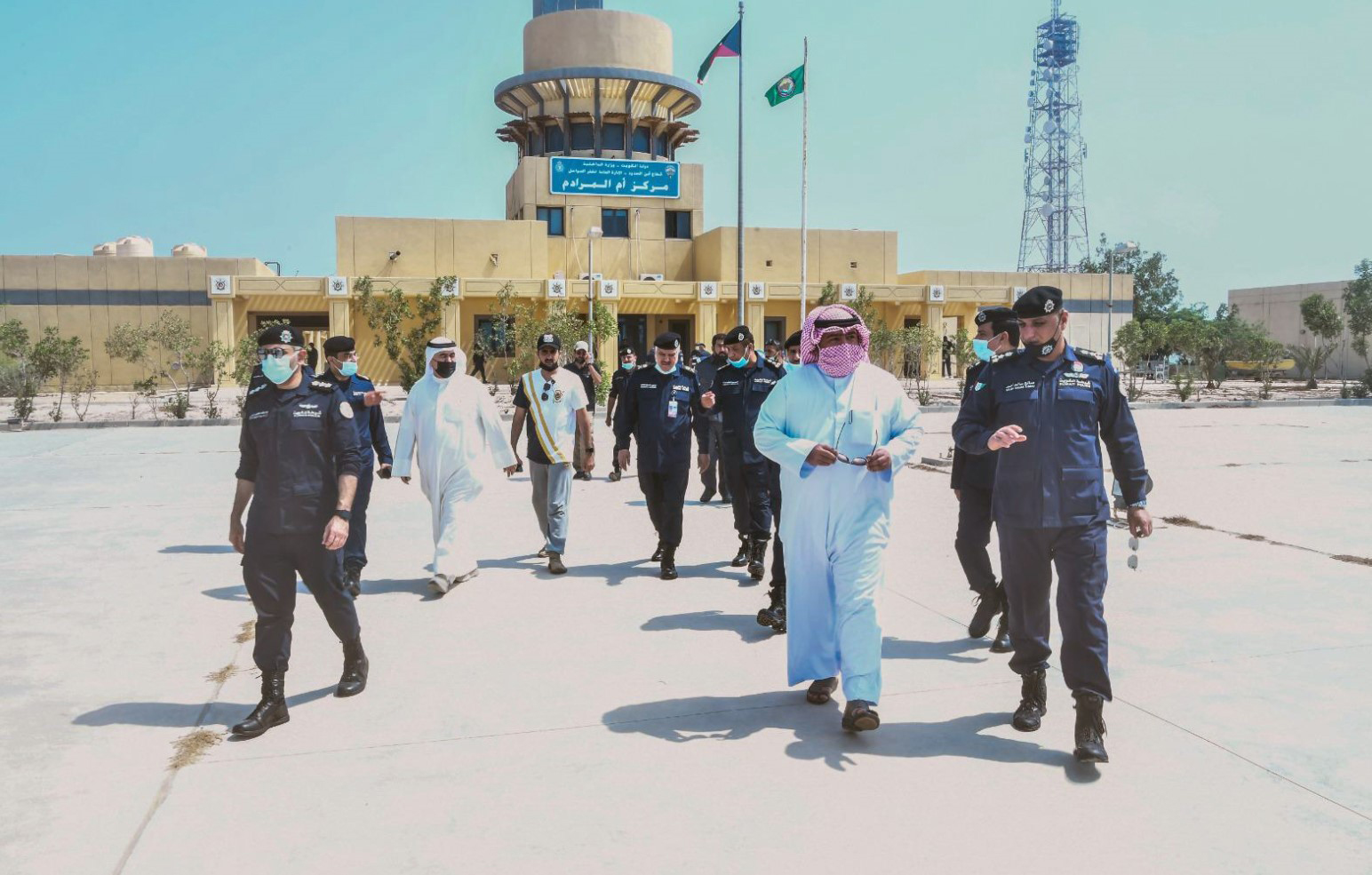وزير الداخلية يشيد بجهود رجال الأمن واستعدادهم الدائم في كل الظروف لأداء مهامهم بكل تفان وإخلاص