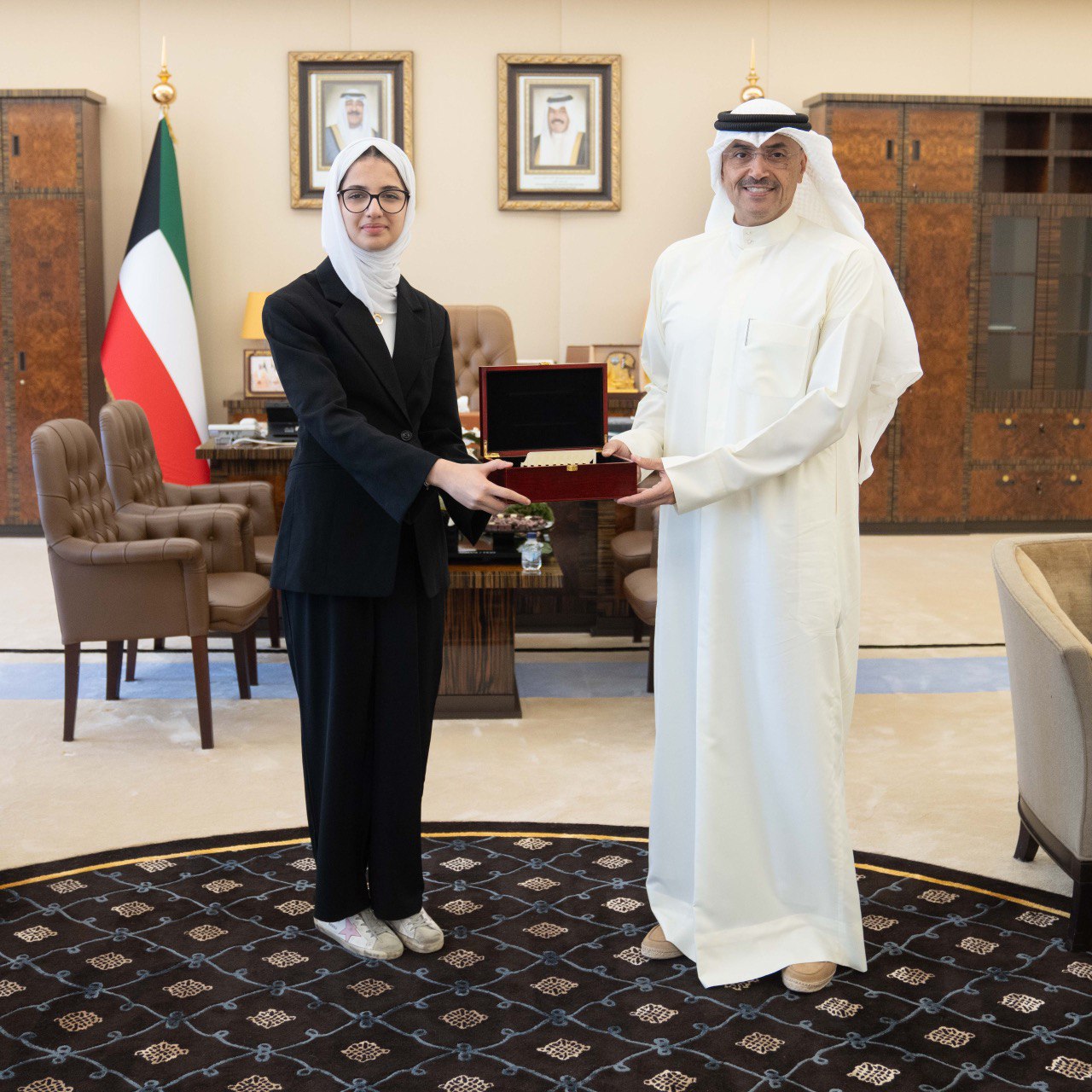 نائب رئيس مجلس الأمة محمد براك المطير يستقبل الطالبة الكويتية جنان جابر الشريف رئيسة البرلمان العربي للطفل