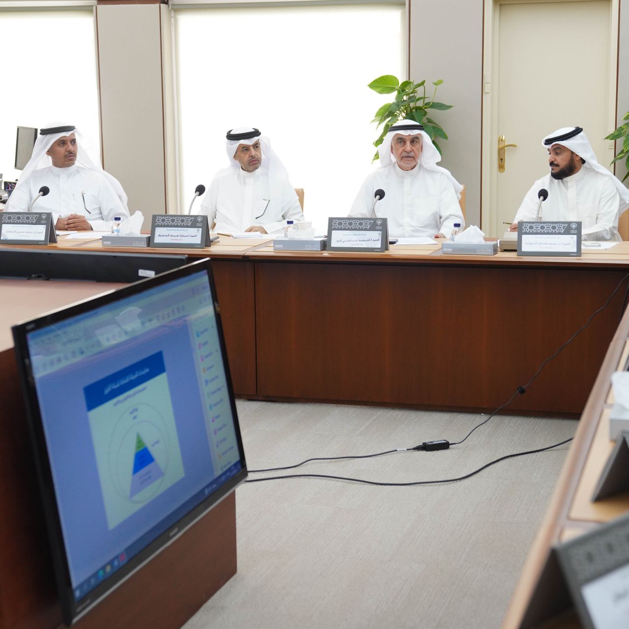لجنة المرافق العامة تدعو إلى تسريع إجراءات صيانة الطرق وضمان جودة تنفيذها 