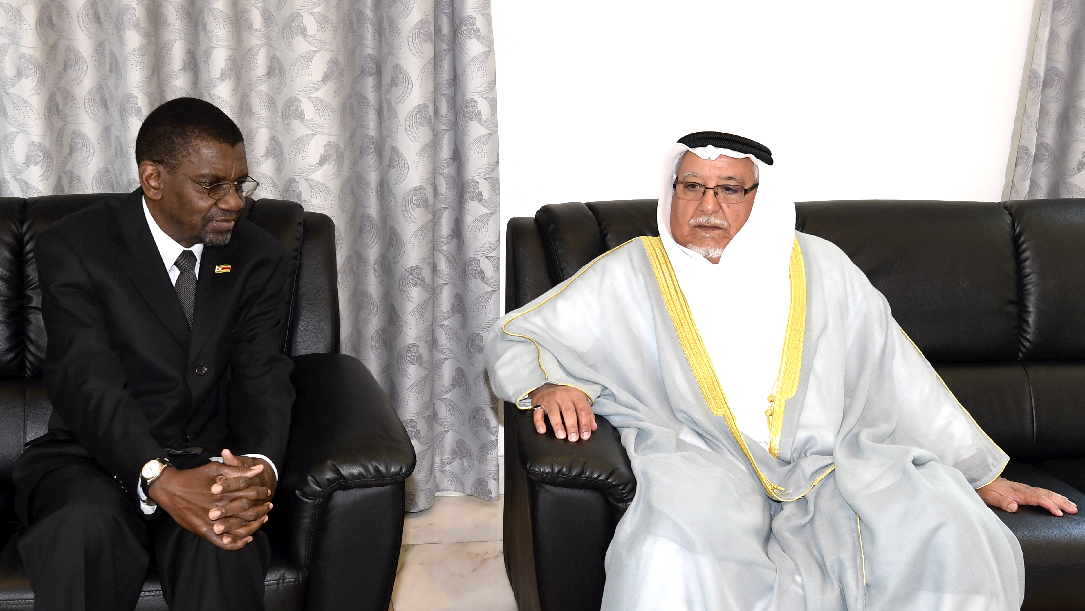 وزير الديوان الأميري ينقل تعازي سمو الأمير بوفاة الرئيس السابق لزيمبابوي